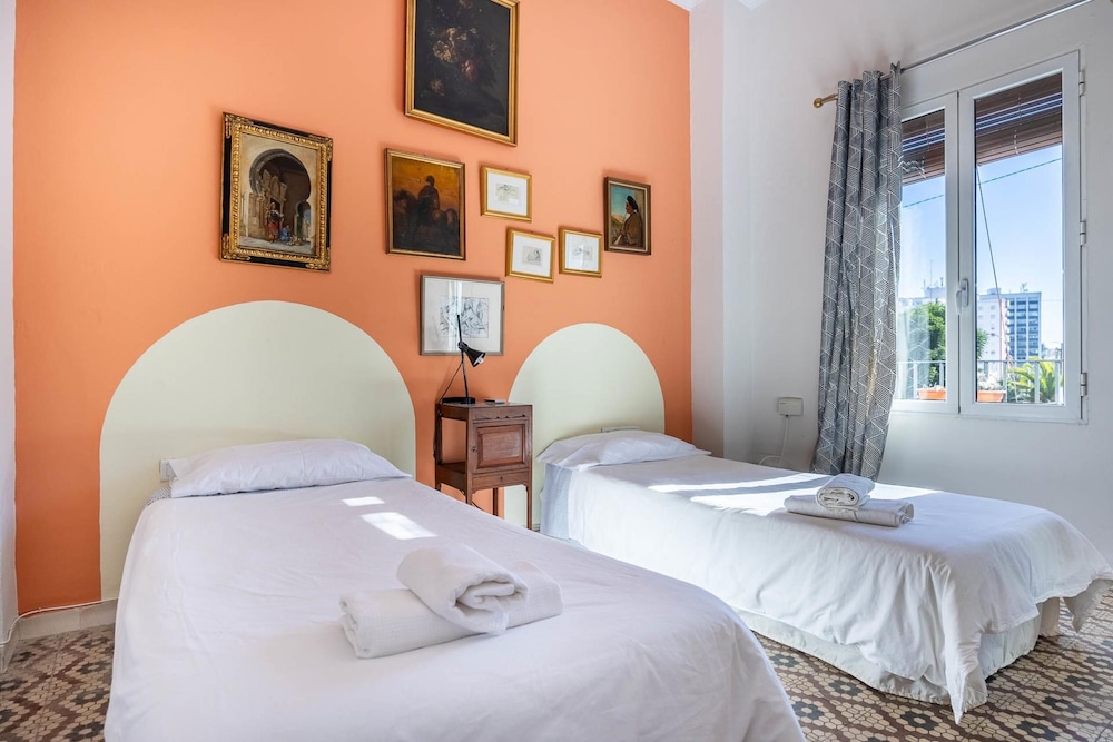 Cheerful 6 Bedroom House in Seville With Terraces