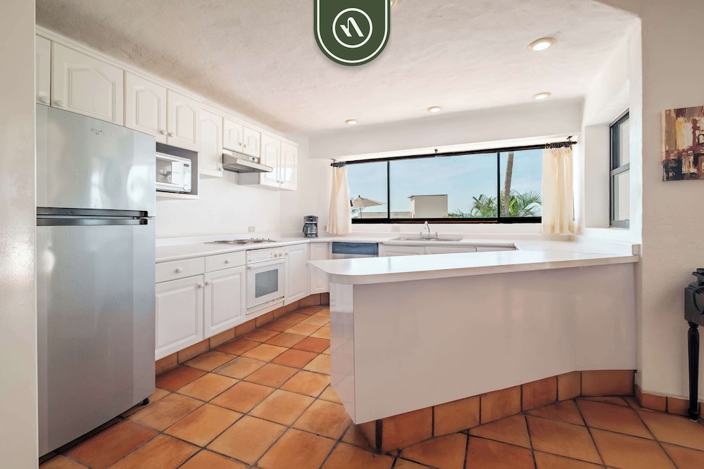Amazing 2 BR Condo Overlooking the Pool - Romantic Zone