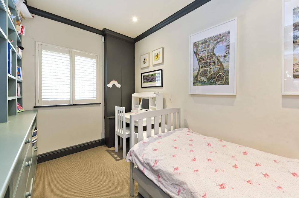 Delightful 3-bed Family Home Bayswater