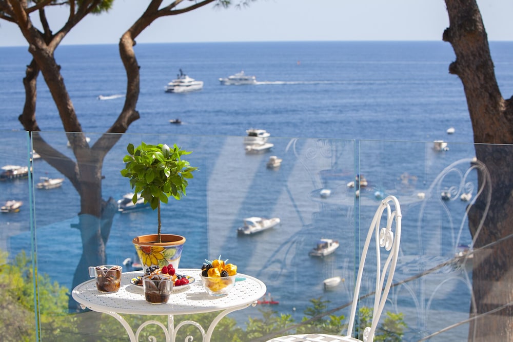 Villa By The Beach With Sea-View And Luxury Amenities