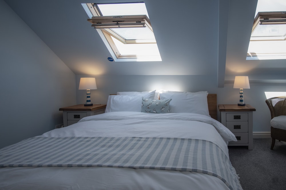 The Nest - 1 Bedroom Apartment - Tenby view 2