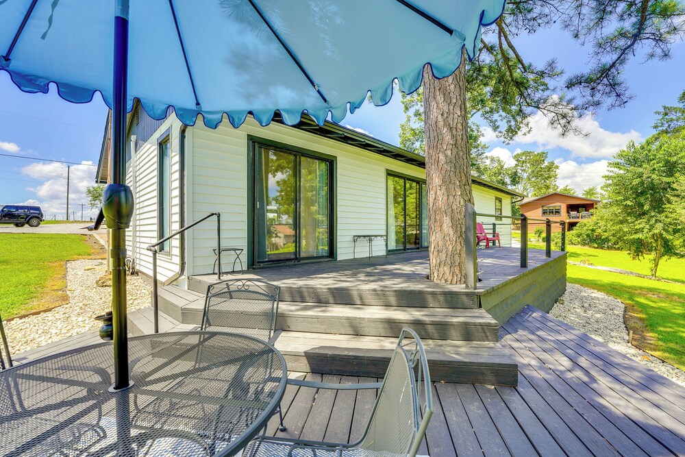 Near Table Rock Lake: Family Home w/ Deck & Views