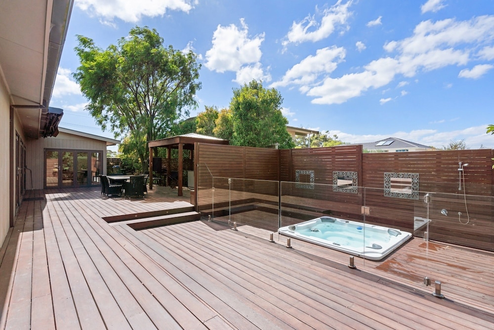 Luxurious 3-bed Home With Outdoor Spa