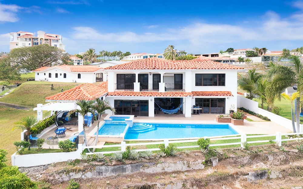 Villa Carisma by Acomodo Vistamar