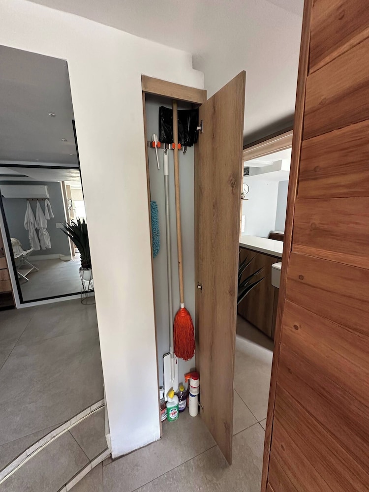 Stylish 1BR Getaway, Jacuzzi, Fireplace, Gym and AC