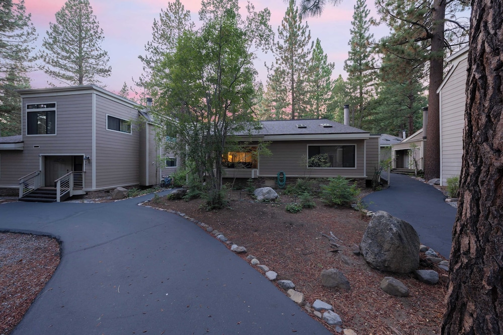Near Ski, Beach, & Hiking Trails + Clubhouse Pool & Hot Tub Access Juanita Blue by Avantstay