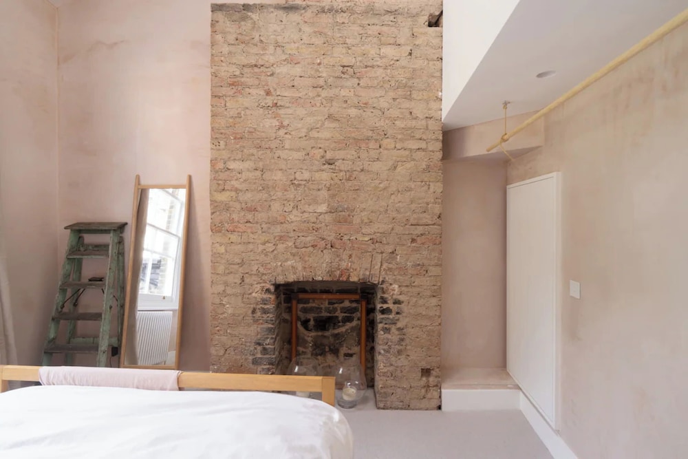 Rustic & Spacious 2BD Flat Near White City