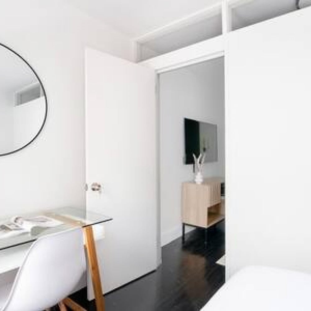 444-3 1BR Hell s Kitchen- Newly Furnished -elevator