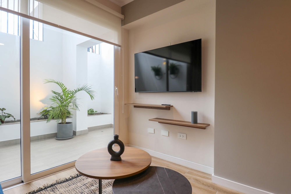 w Majestic 1BR Duplex in the Heart of Barranco