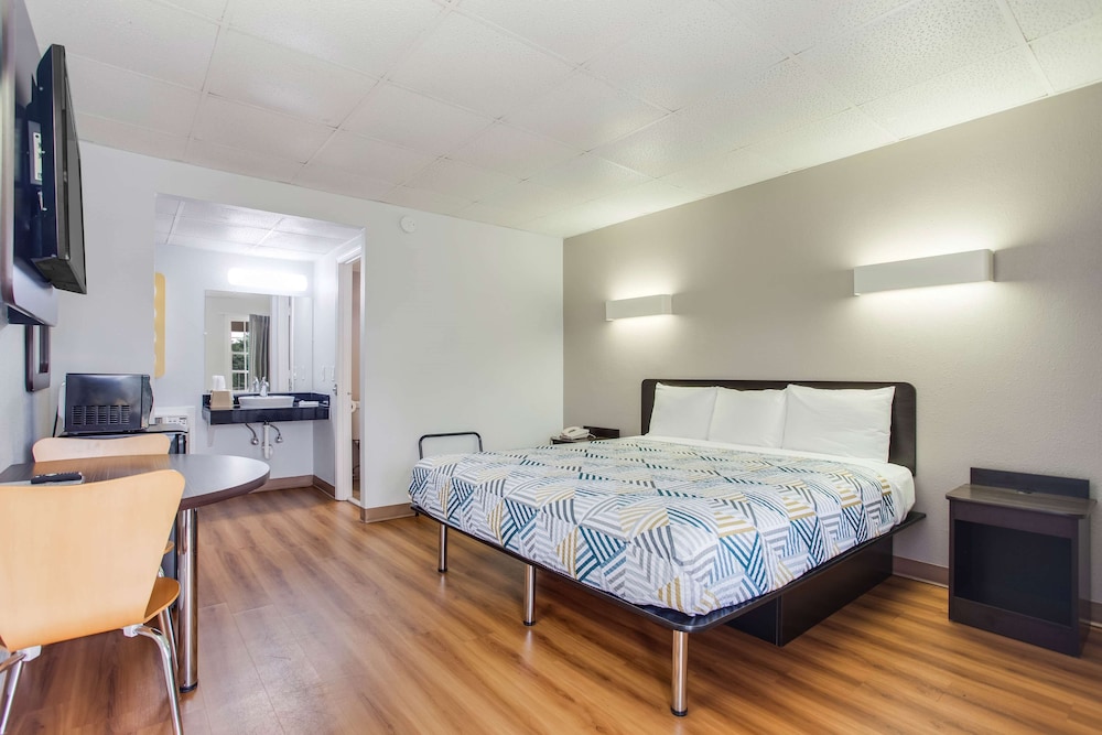 Motel 6 Walterboro, SC