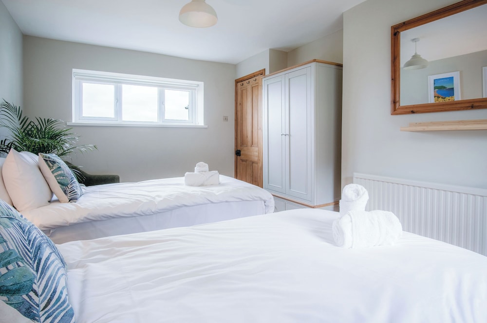 Hill House - 4 Bedroom - Llanrhidian view 2