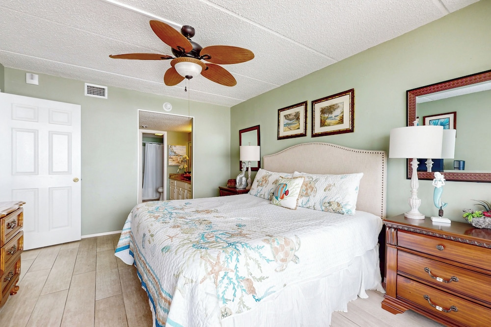 Resort 2BR Condo w/ Gulf-front Balcony & Hot Tub