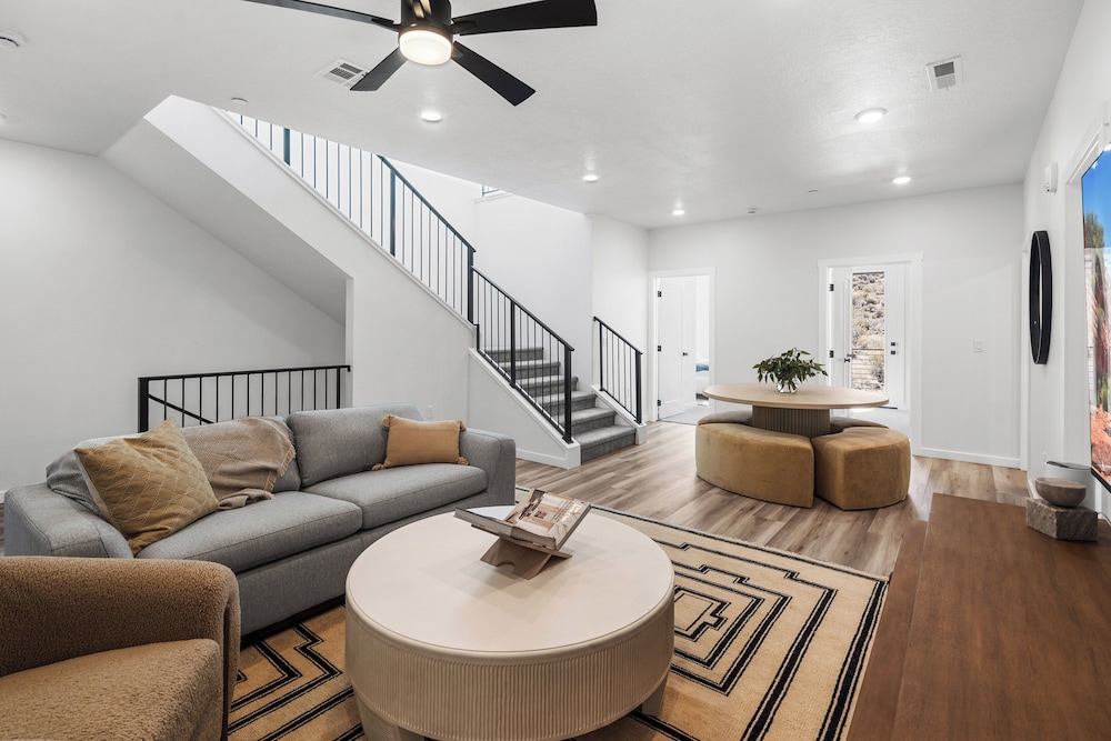 Brand New! Desert Cliff Sleeps 20 Guests!