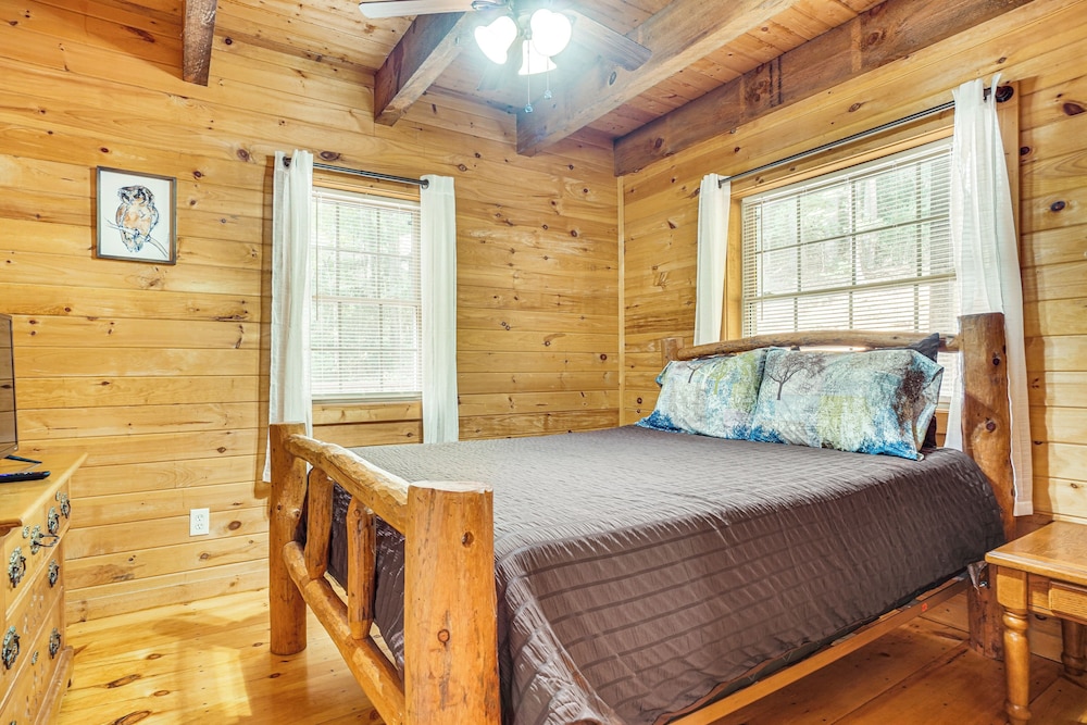 9 Mi to Lake Burton: Cabin w/ Deck Near Helen view 2