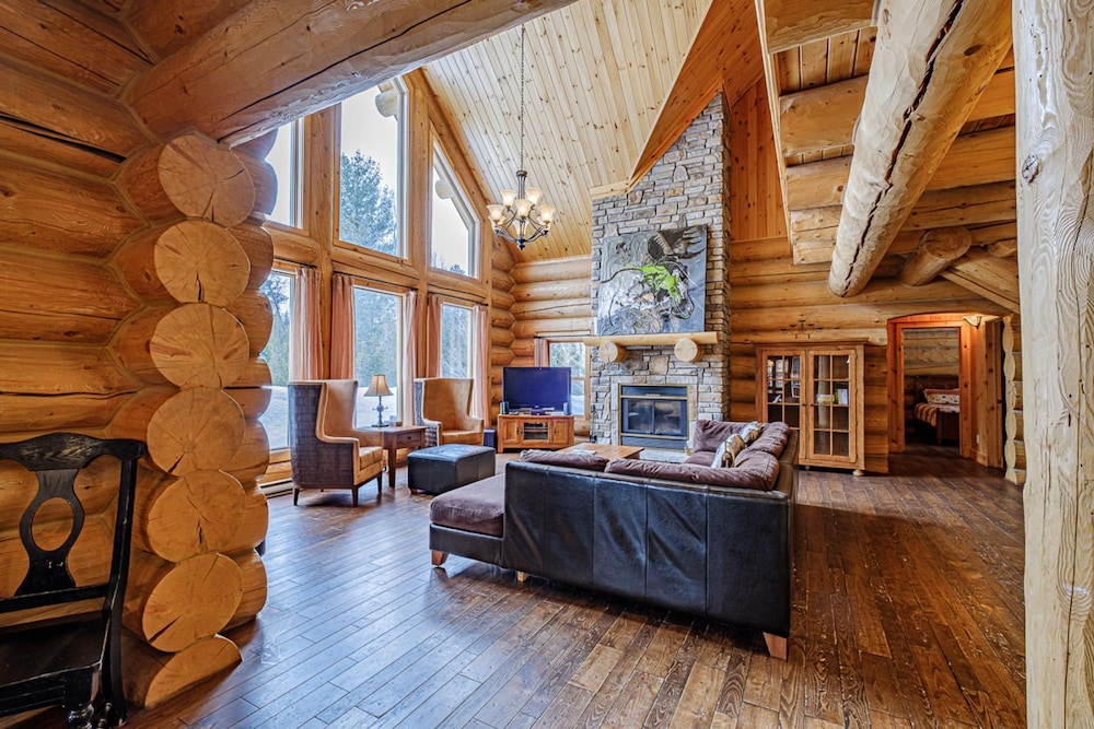 Executive Plus 52 - Beautiful Spacious log Home With Private hot tub Pool