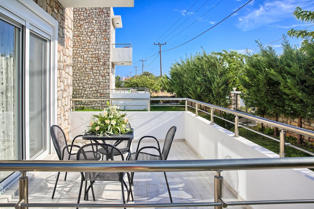 Haraki Stone Apartments