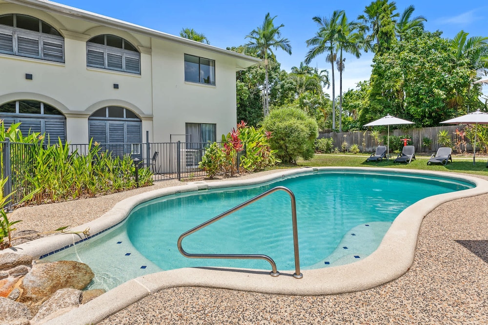 Palm Cove Studio Pools Spa Bar