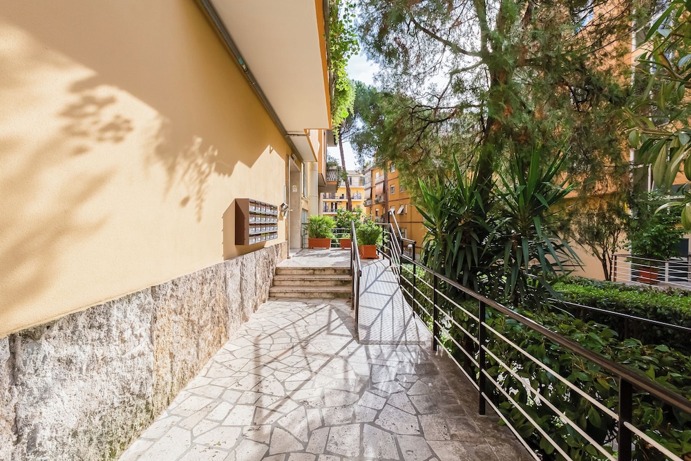 Cozy 2-Bedroom Flat with Balcony