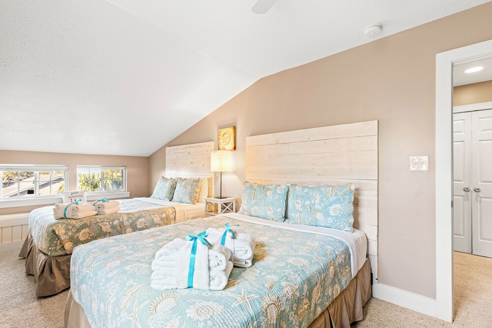 Just Beachy 3BR Dog-friendly Townhouse Near Beaches & Attractions!