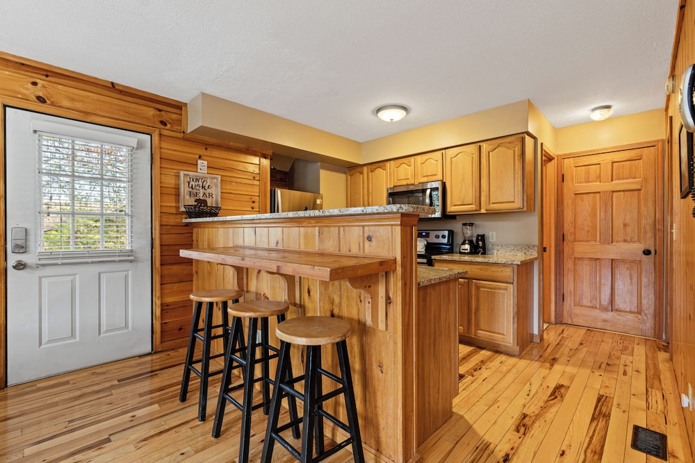 Bear Hideaway Cozy 3BR Cabin