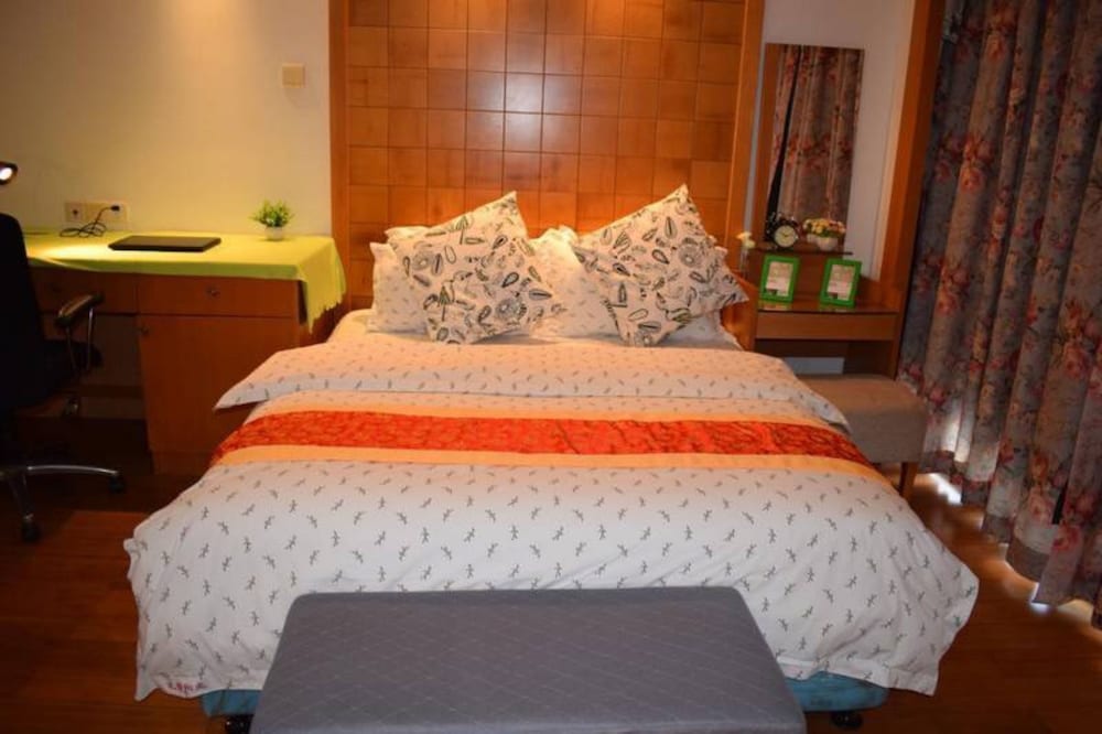 Lingnaying Business Apartment view 3