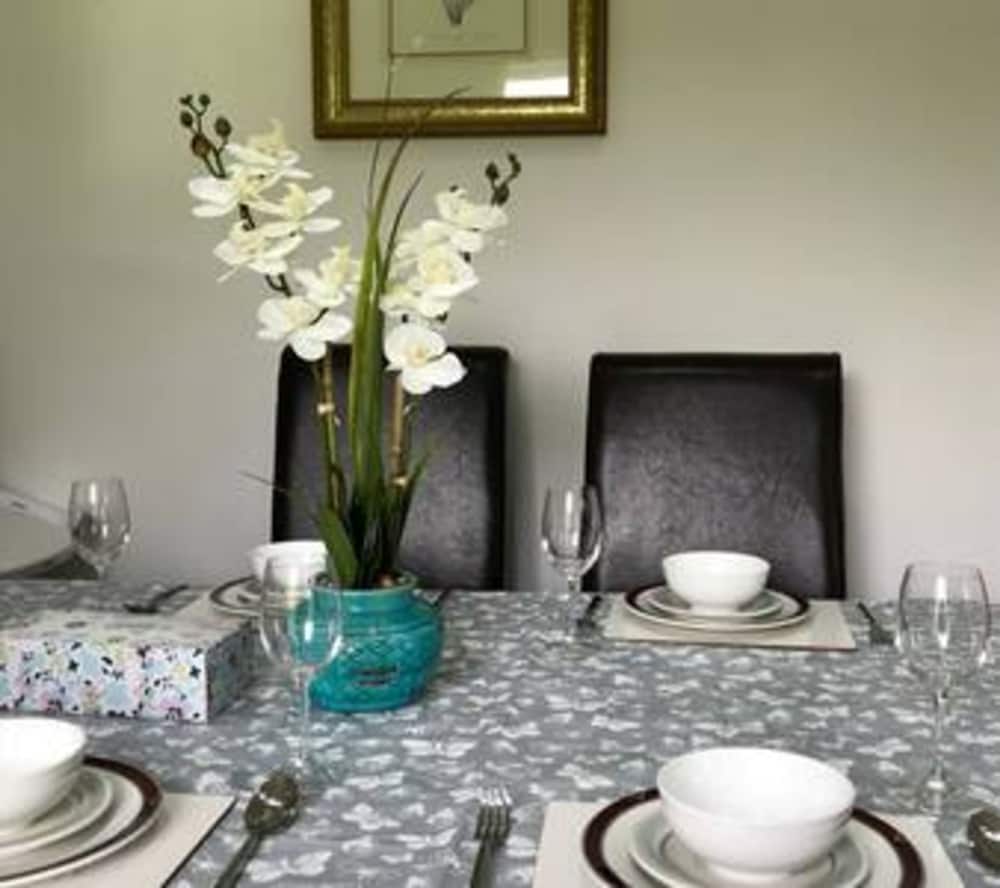 The Woodfarm Lodge - 3 Bedroom House With Parking