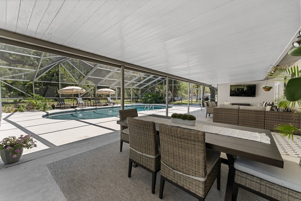 Designer Pet-friendly Retreat With Heated Pool 5 Bedroom Home