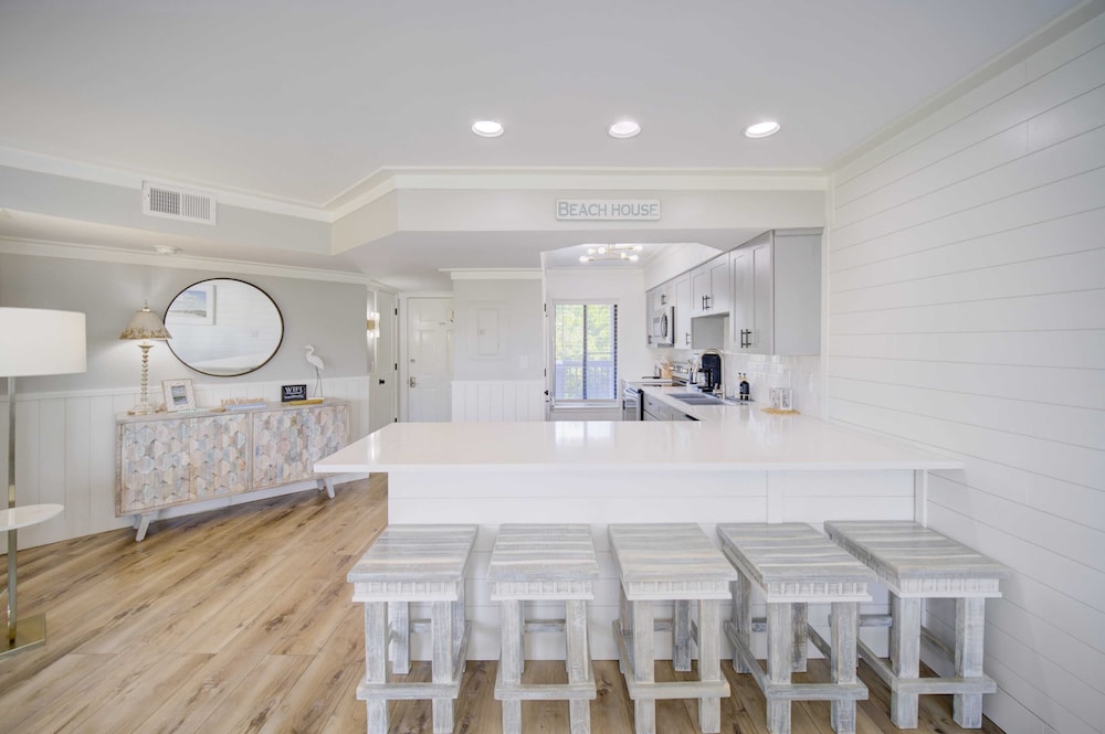 2 Condos, Steps to the Beach Pool+hot Tub, Balcony Lounge Triton & Sea Haven