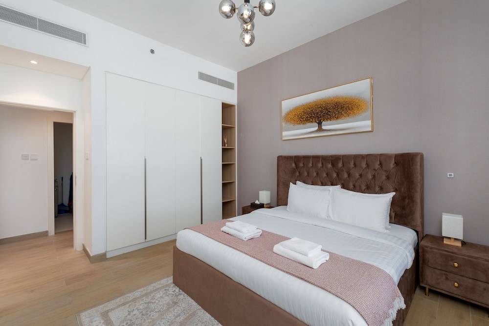 Contemporary La Mer 1BR w Beach Access