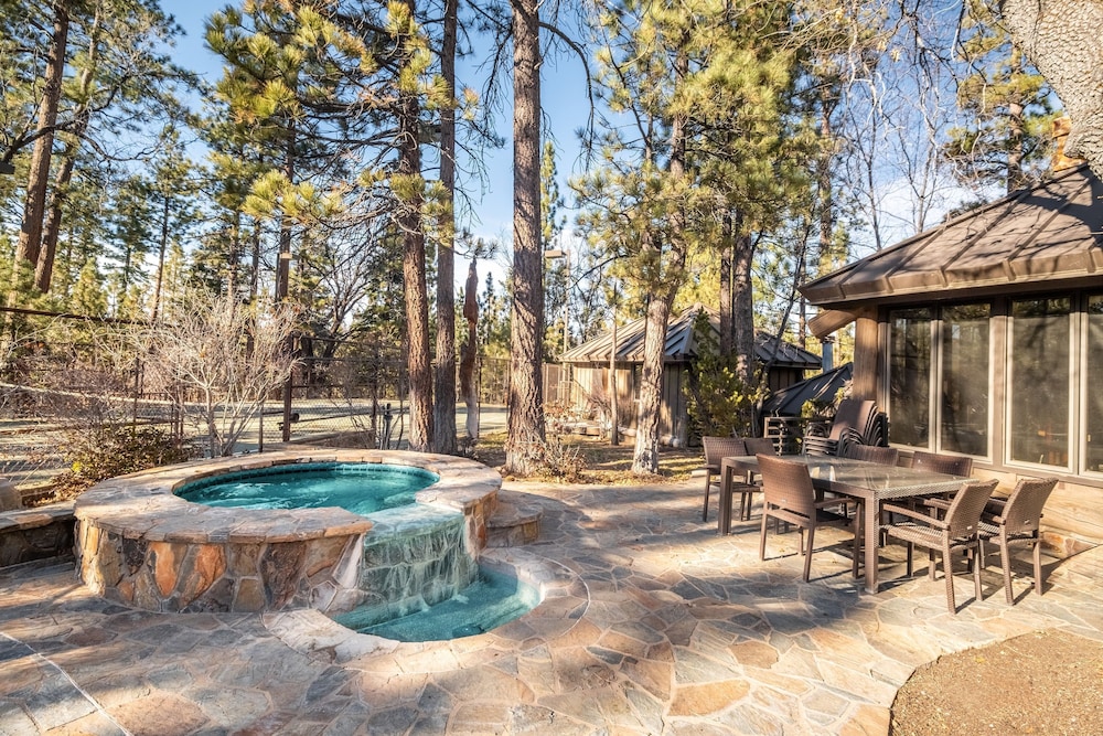 Heavenly Valley by Avantstay Home w Pool Sauna Hot Tub Game Room Tennis Crt Basketball Crt