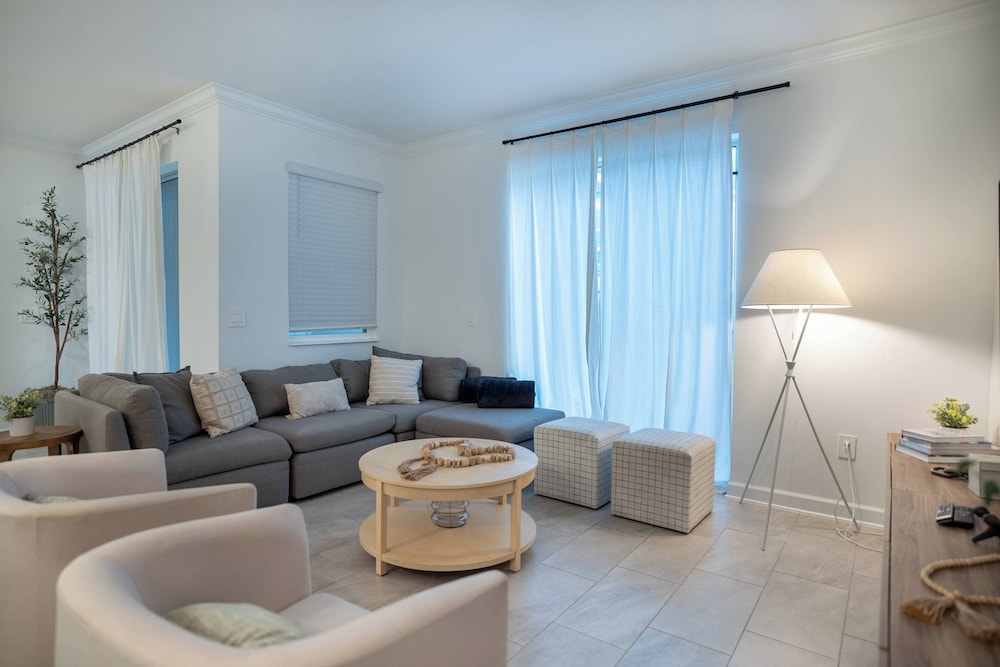 4BR Luxury Home at Champions Gate With Pool