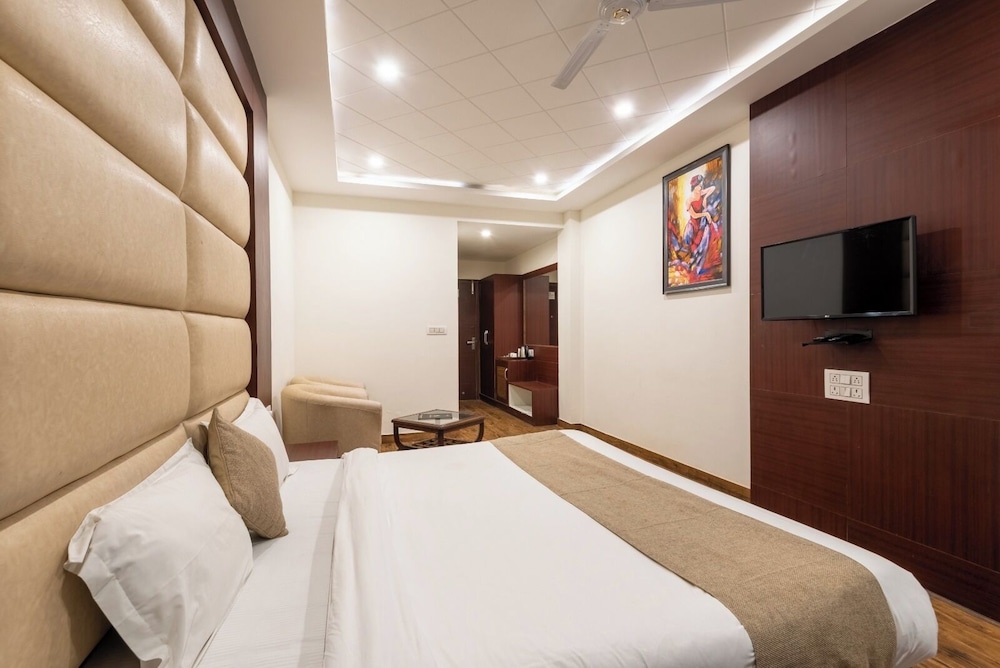 Shining hills by Lawrence Hotels