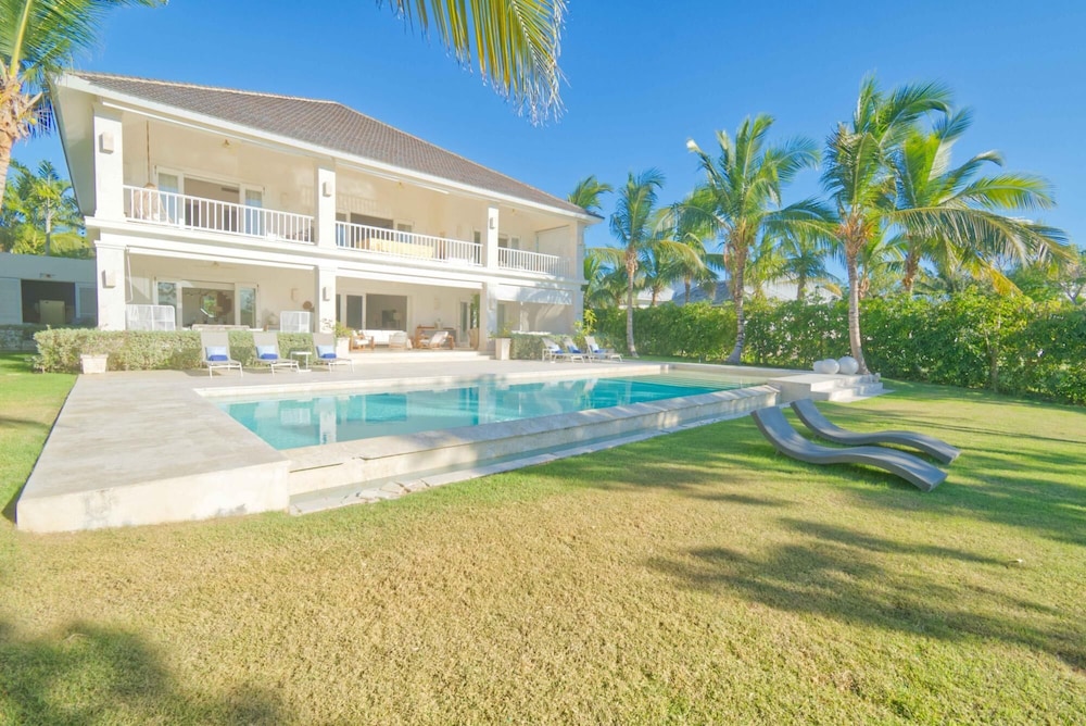 Modern Villa w Golf and Lake View in Beach Resort