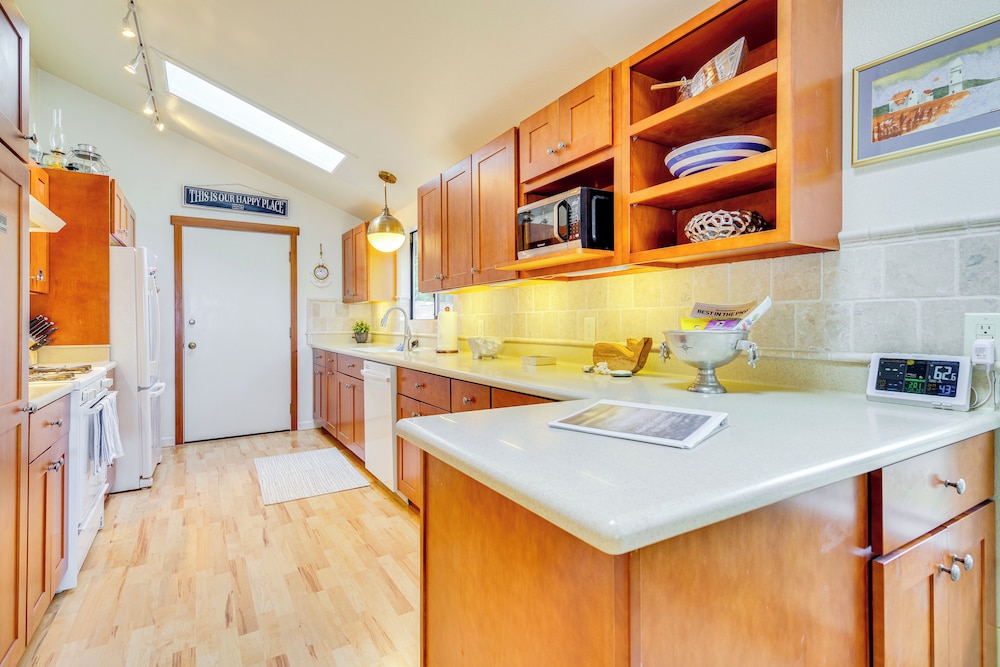 1/4 Mi to Beach: Family Home w/ Spacious Deck!