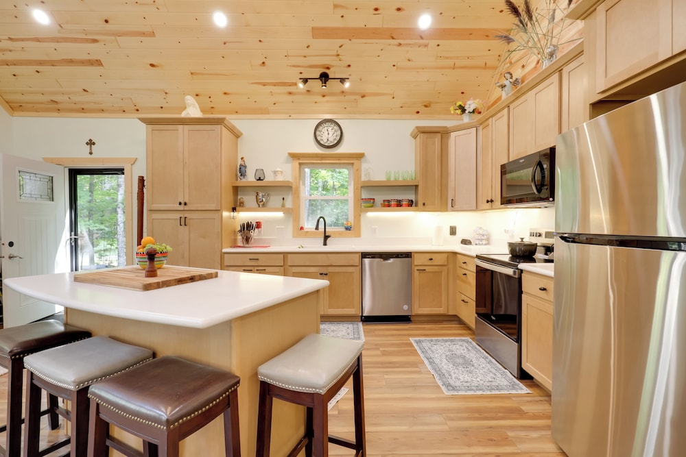 Paddle, Play & Relax: Home w/ Pioneer Lake Access!