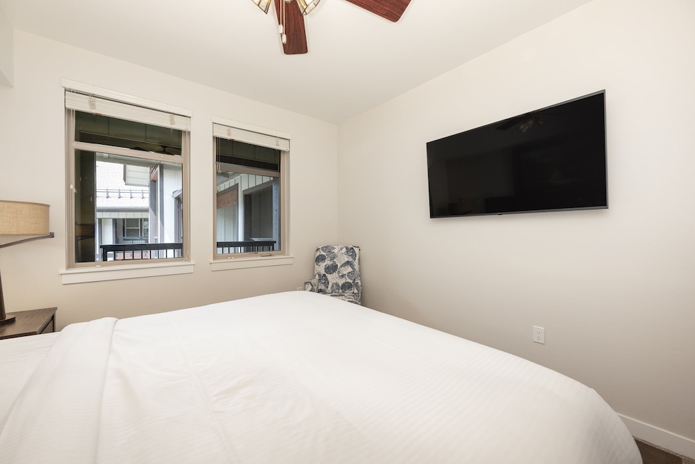 Premium Unit 4663 - One Bedroom w/Full Kitchen - Fraser Crossing/Founders Pointe 1 Condo