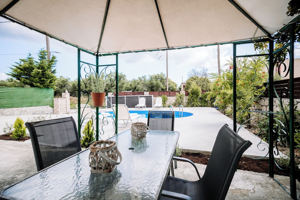 Rahes Villa With Private Swimming Pool