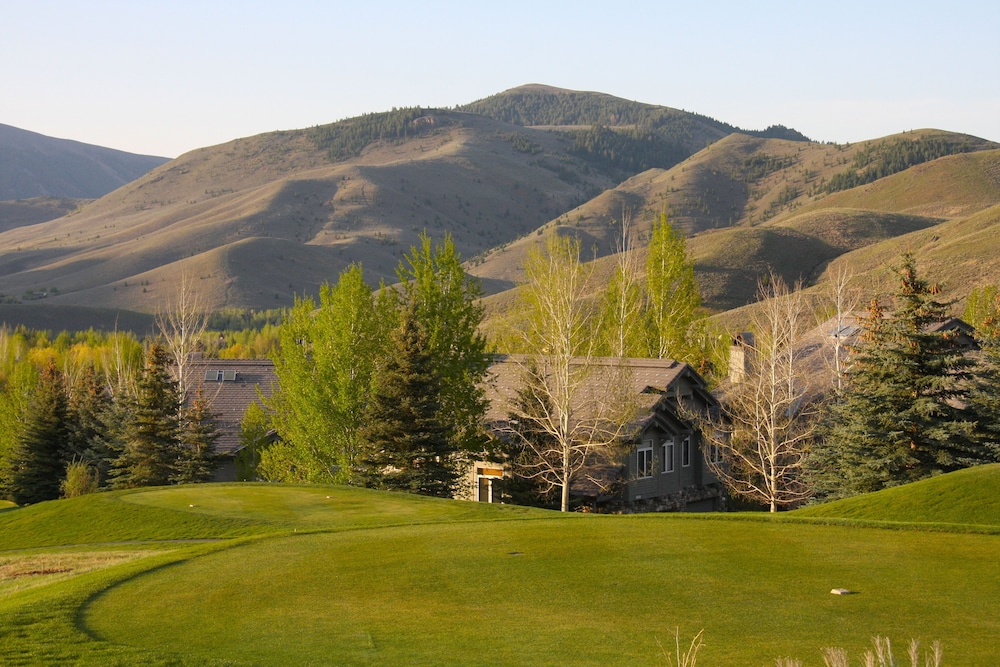 Elkhorn Village - Property Image 16