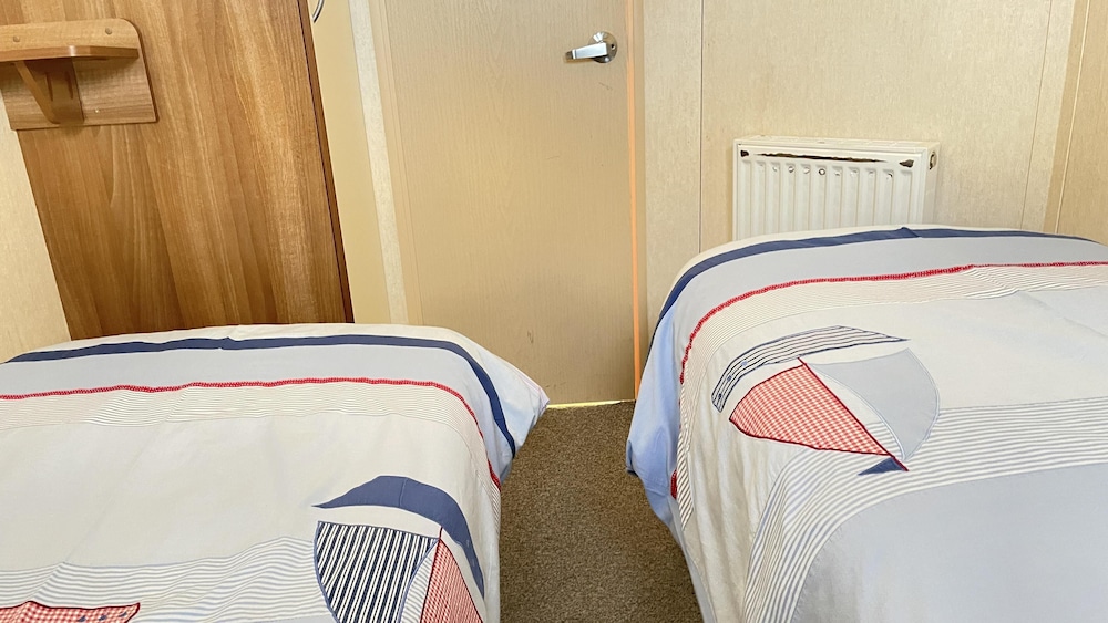 Captivating 2-bed Caravan in Clacton-on-sea view 2