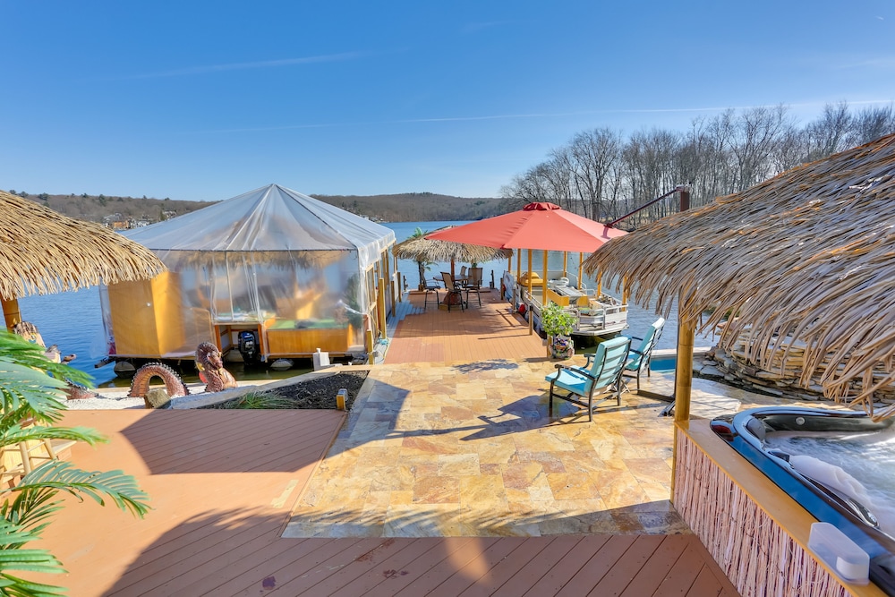 Greenwood Lake Cottage w/ Shared Dock & Hot Tub!