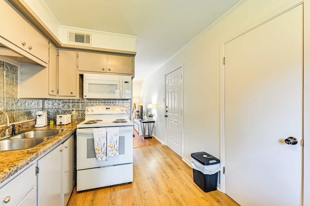 2 Mi to Historic Dtwn Nacogdoches: Cozy Apartment!