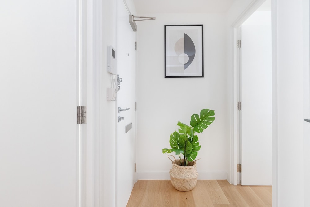 Modern 1BR with Balcony by Soho