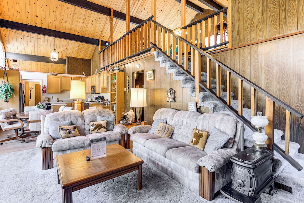 1 Mi to Skiing & Hiking: Big Bear Cabin
