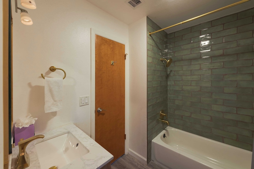 Mid-century Gem w/ Views, Hot Tub & Sunroom Lounge Red Rock Haven by Avantstay