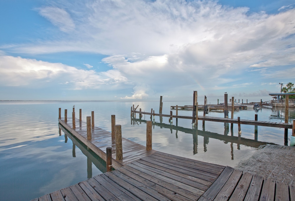 3BR Beachfront Condo w/ Pools & Balcony