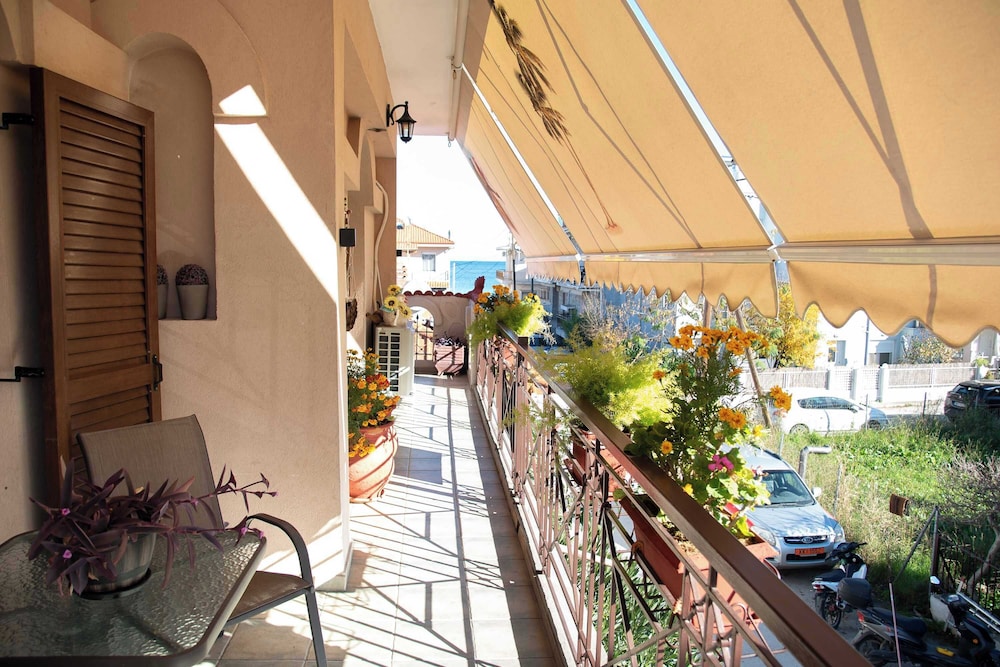 Sunrise Suite Olympiada - Luxury Beachfront Escape