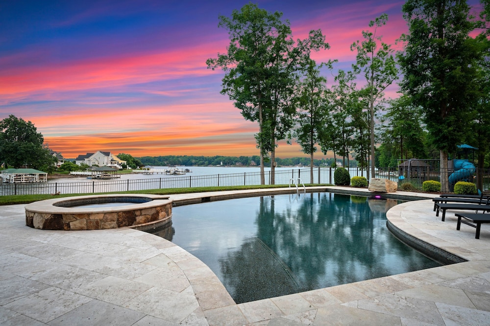 Paradise Pointe by Avantstay Lakefront Views Playset