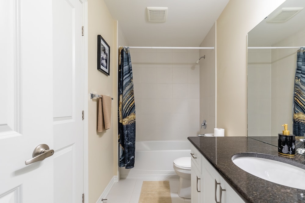Modern 3BR 2BA Townhome in Lakeshore