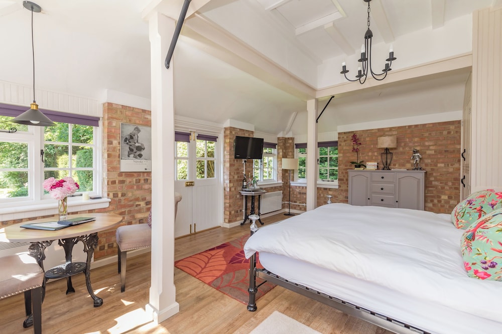 Old Mill Lodge I By Huluki Sussex Stays