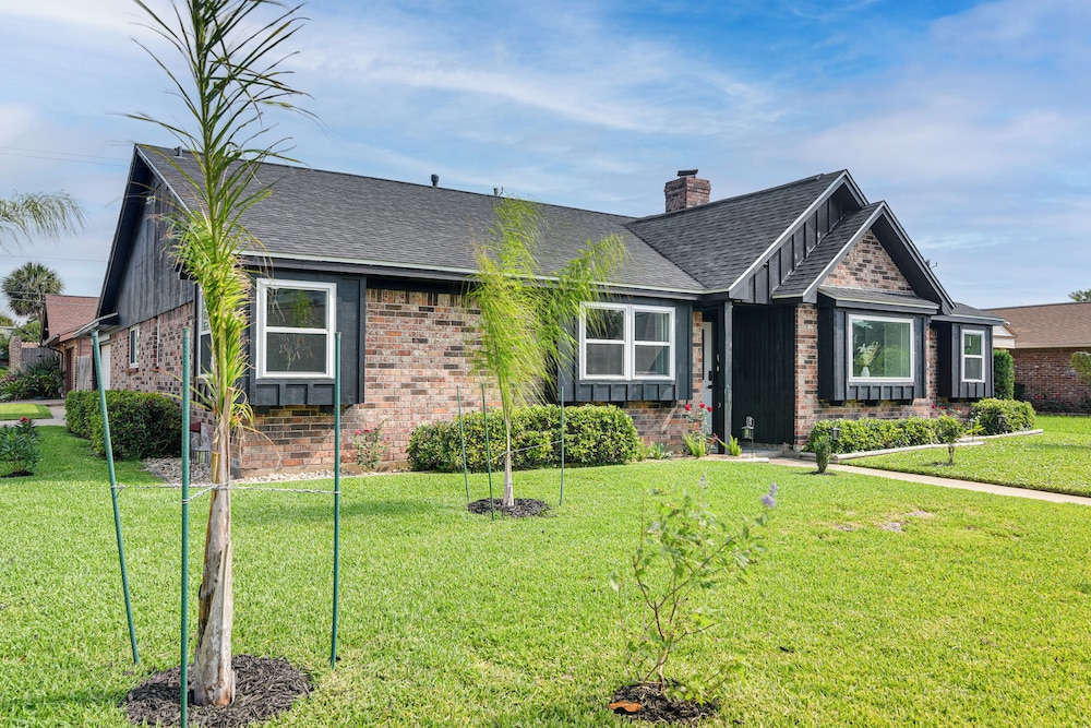 ~ 2 Blocks to Beach: Galveston Group Getaway!